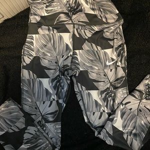 Nike dri-fit leggings. Like new. Size medium. Zippered pocket at back waist.